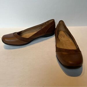 Life Stride Brown Flats